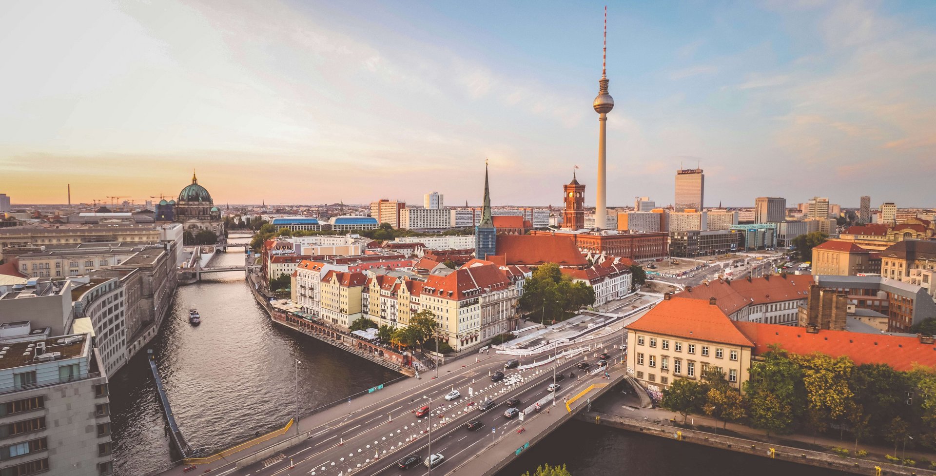 Panorama von Berlin mit Fernsehturm, Rotem Rathaus und Berliner Dom