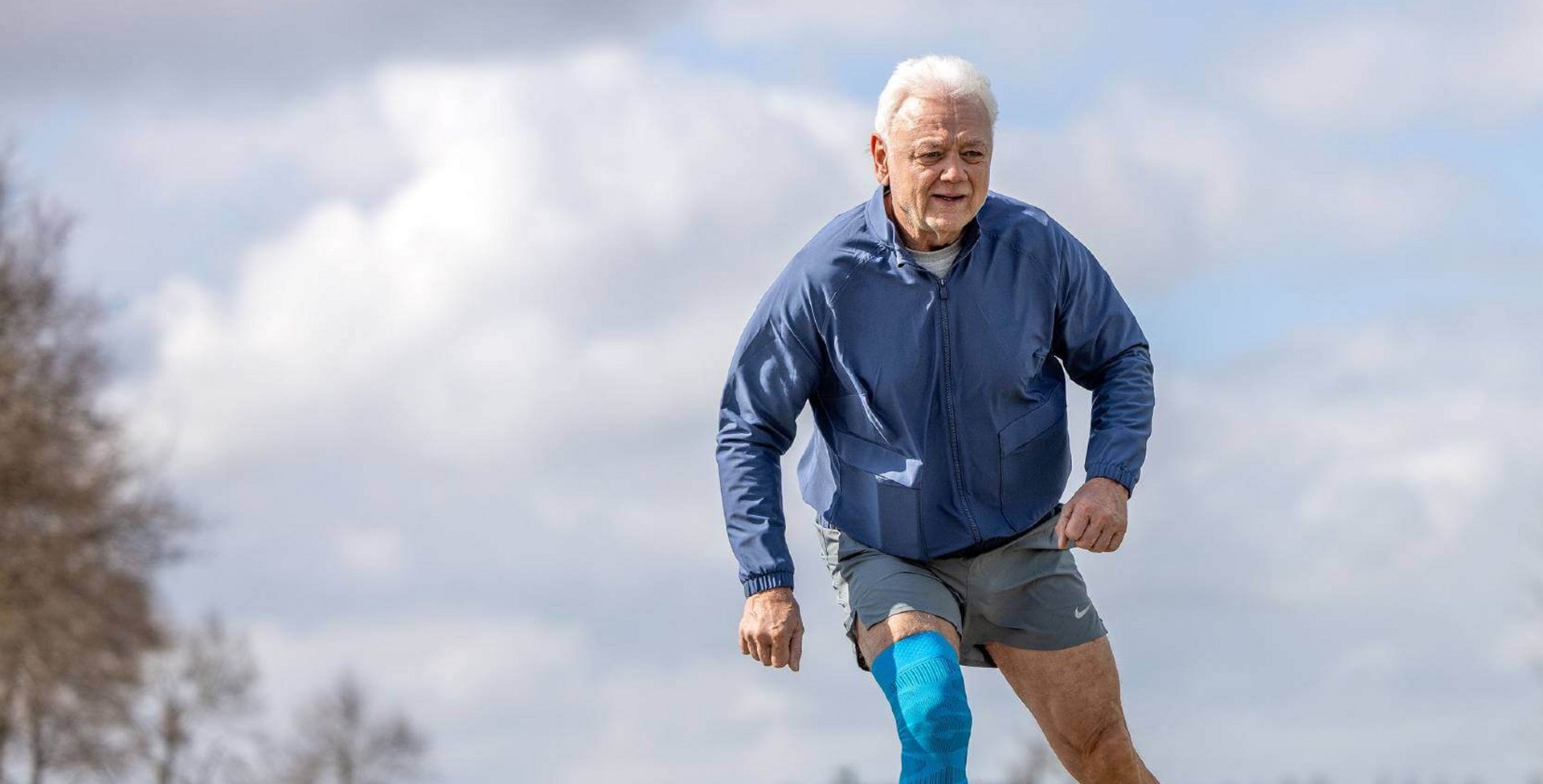 Bobsport-Legende Bogdan Musiol fährt mit Inlineskates und trägt eine Bauerfeind Sports Kniebandage zur Unterstützung.