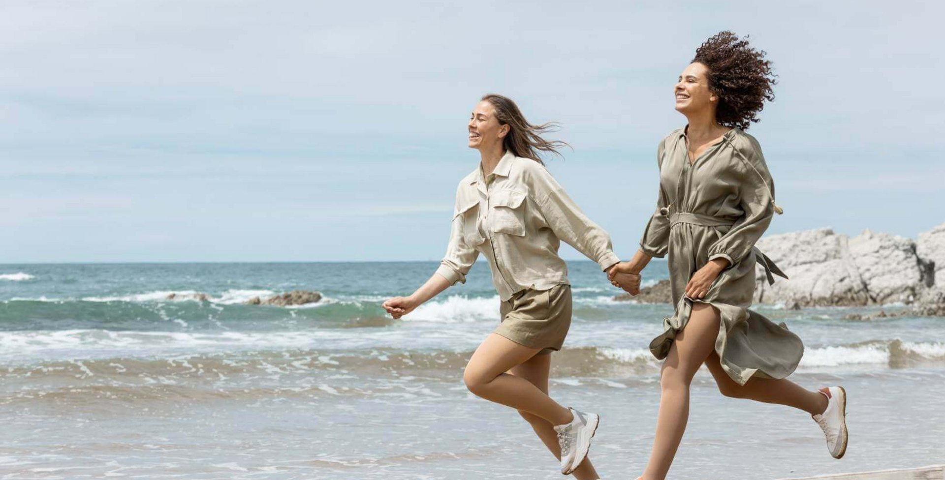 Zwei Frauen rennen an einem Strand entlang. Beide tragen VenoTrain Soft Kompressionsstrümpfe von Bauerfeind.