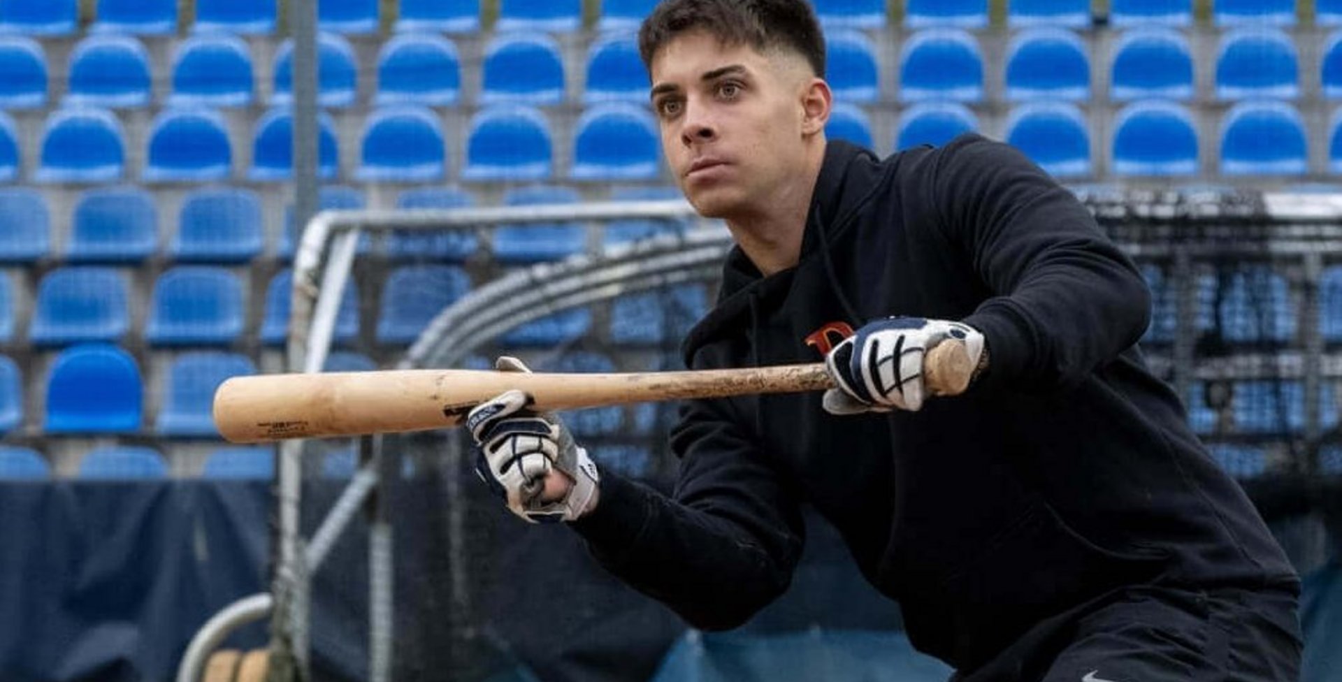 Simon Liedkte, Baseballspieler, steht in der Hocke an der Home Plate und fokussiert sich auf den Ball, der auf ihn zukommt. Er trägt die SecuTec Genu Flex Knieorthese zur Stabilisierung seines hinteren Kreuzbands.