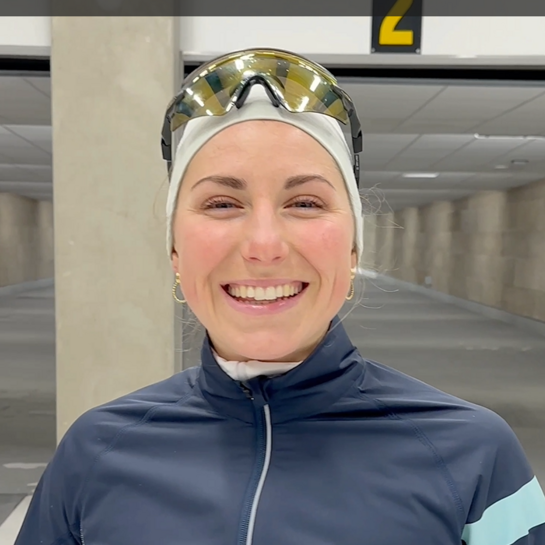 Portrait von Antonia Horn während des Biathlon-Trainings. Sie trägt eine Sportjacke, eine Mütze und eine Skibrille auf dem Kopf.