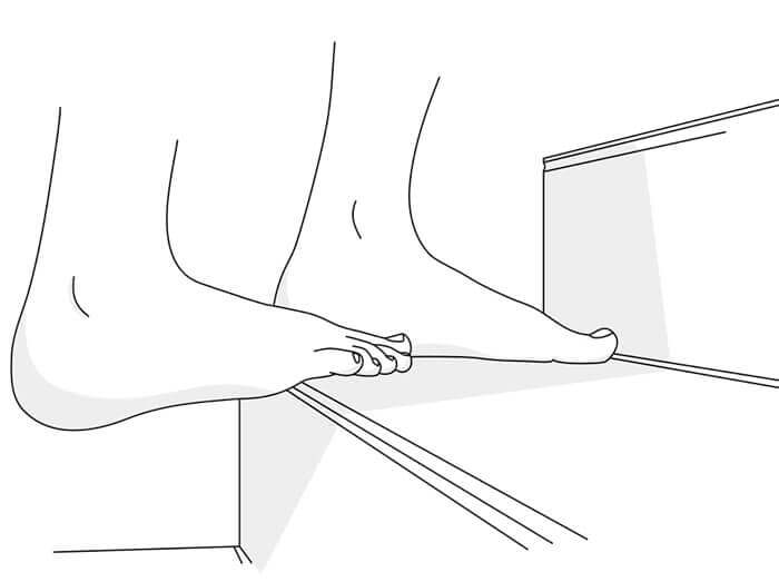 Illustration einer Fersenschmerzübung, bei de die Wadenmuskulatur durch Senken der Ferse an einer Treppenstufe gedehnt wird.